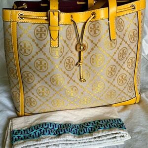Tory Burch pre-loved like new bag with tags in great condition. Dustbag included